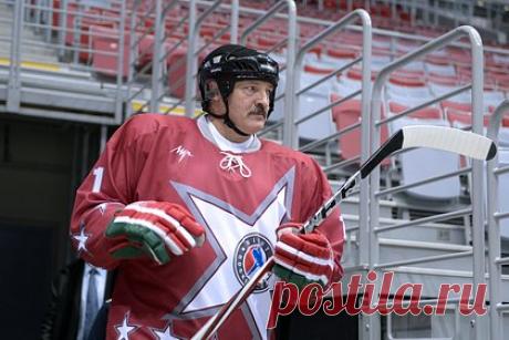 Лукашенко получил травму во время колки дров. Президент Белоруссии Александр Лукашенко пропустит матч своей хоккейной команды в республиканской лиге 20 января. Во время рабочей поездки на белорусско-китайское предприятие «Белджи» глава государства признался, что получил травму во время колки дров — ему на ногу упала тяжелая колодка.