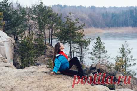 Отдых на Байкале — уникальная возможность насладиться первозданной природой Сибири. Озеро окружено живописными горами, густыми лесами и чистейшими водами. Здесь можно заняться пешими прогулками, рыбалкой, катанием на лодках и даже дайвингом. Любители активного отдыха оценят походы по островам Ольхон и Ушканьи, посещение горячих источников и экскурсии в Листвянку. А вечером приятно посидеть у костра, наслаждаясь красотой звездного неба над бескрайними просторами озера.