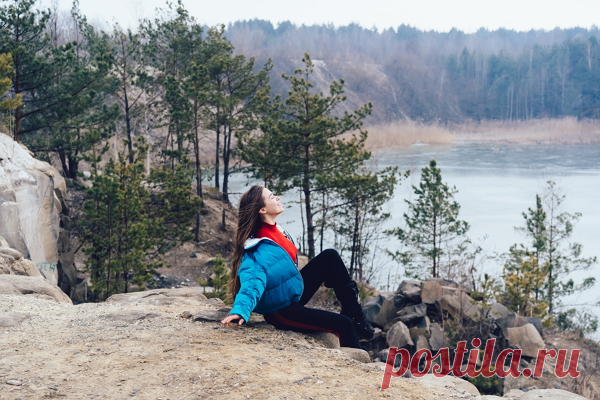 Отдых на Байкале — уникальная возможность насладиться первозданной природой Сибири. Озеро окружено живописными горами, густыми лесами и чистейшими водами. Здесь можно заняться пешими прогулками, рыбалкой, катанием на лодках и даже дайвингом. Любители активного отдыха оценят походы по островам Ольхон и Ушканьи, посещение горячих источников и экскурсии в Листвянку. А вечером приятно посидеть у костра, наслаждаясь красотой звездного неба над бескрайними просторами озера.