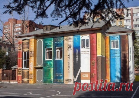 Арт-группа раскрасила серое здание библиотеки в Тюменском школьном дворе