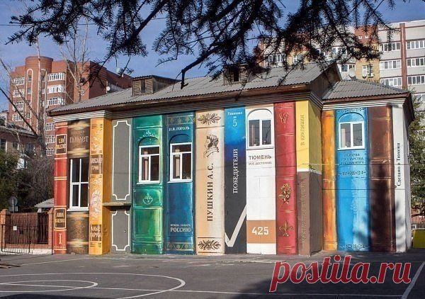 Арт-группа раскрасила серое здание библиотеки в Тюменском школьном дворе