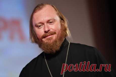 Иерей Лукьянов призвал запретить в России сатанизм и рекламу колдовства. По словам Федора Лукьянова, сатанисты занимаются пропагандой абортов.