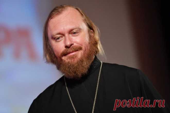 Иерей Лукьянов призвал запретить в России сатанизм и рекламу колдовства. По словам Федора Лукьянова, сатанисты занимаются пропагандой абортов.