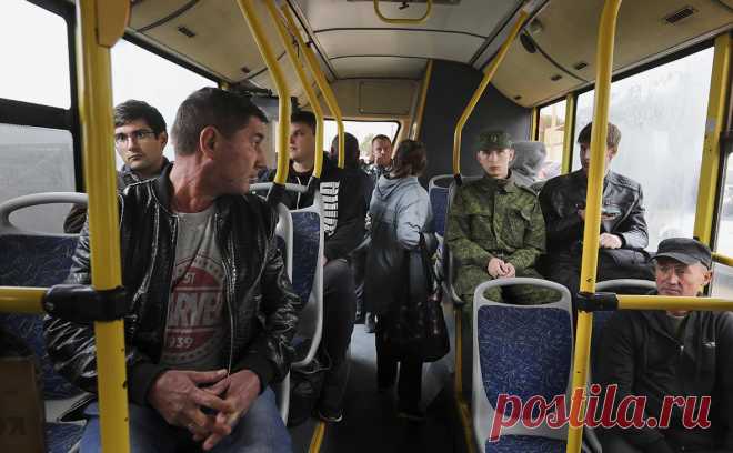 В Госдуме предложили выплату мобилизованным в 300 тыс. руб.. Депутаты подготовили законопроект об освобождении мобилизованных от выплат по потребкредитам на период военной службы, компенсации им расходов на оплату жилья, коммунальных услуг и 50% стоимости ОСАГО