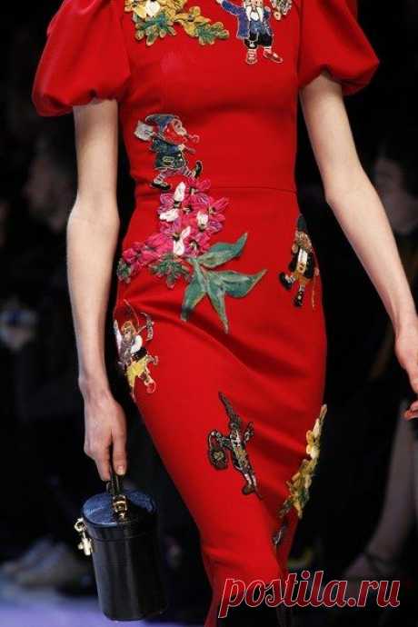 Неделя моды в Милане: Dolce &amp; Gabbana FW 2016/17

В рамках Недели моды в Милане состоялся показ осенне-зимней коллекции 2016/17 Dolce &amp; Gabbana. Дизайнеры уже не первый сезон ностальгируют по детству, и в этот раз их вдохновила сказка о Щелкунчике и блеск новогодних елочных украшений. Особенно прекрасны принты с котятами, конечно.