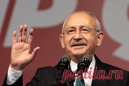 Оппозиция Турции пожелала почувствовавшему себя плохо Эрдогану выздоровления. Единый кандидат от оппозиции на выборах 14 мая Турции Кемаль Кылычдароглу пожелал лидеру страны Реджепу Тайипу Эрдогану, почувствовавшему себя плохо во время прямого эфира, скорейшего выздоровления. «Я передаю пожелания скорейшего выздоровления уважаемому господину Эрдогану», — написал Кылычдароглу.