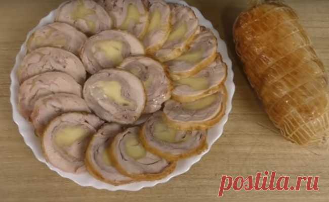 Куриные рулетики вместо колбасы к праздничному столу На праздничный стол можно купить колбасу или другие мясные продукты для нарезки. Но интереснее и эффектней будут смотреться куриные рулетики. Запеченные в пиве они получаются просто божественно