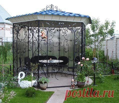 Красивая литая беседка