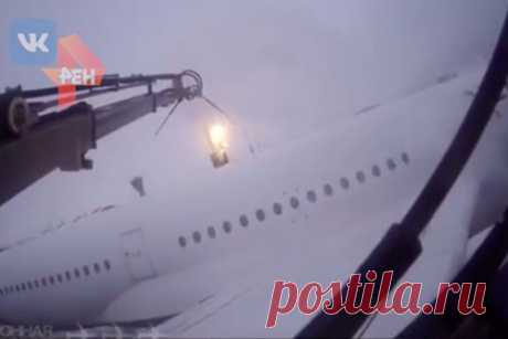 Появилось видео столкновения поливочной машины и российского самолета. Появилось видео из кабины поливочной машины, которая столкнулась с российским самолетом в московском аэропорту Шереметьево перед вылетом в Канкун. На видео попал момент, когда самолет цепляет крылом машину противообледенительной обработки, в то время как она продолжает обработку воздушного судна ото льда.