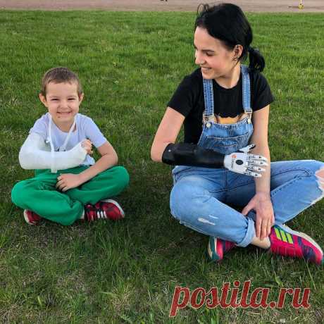 Мама двоих детей, которой бывший муж отрубил кисти рук, выходит замуж