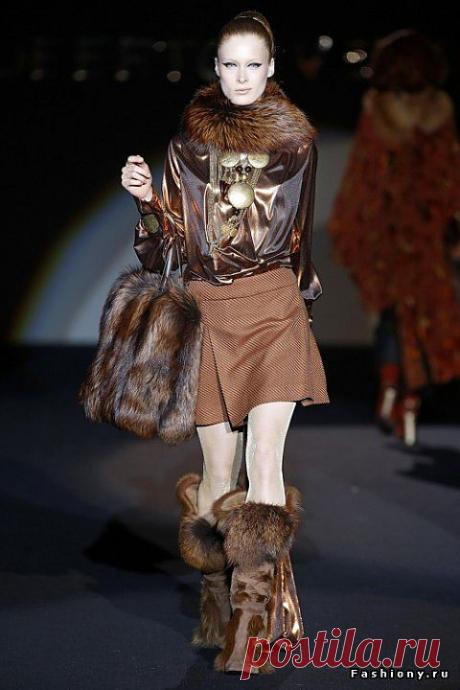 Roberto Verino Осень-Зима 2013-2014 
В сегодняшней публикации хочу познакомить Вас с новой осенне-зимней коллекцией на 2013-2014 год от испанского дизайнера Роберто Верино (Roberto Verino). Показ проходил на неделе моды в Мадриде (Mercedes Benz Fashion Week de Madrid). Roberto Verino является самым известным дизайном в Испании, его коллекции самые ожидаемые на неделях моды в Мадриде.