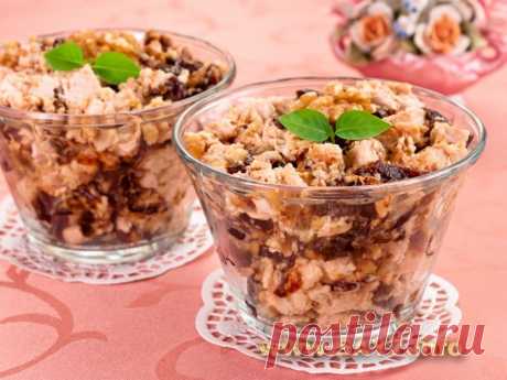 Салат с куриным филе, черносливом и орехами