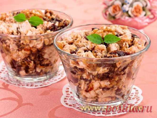 Салат с куриным филе, черносливом и орехами