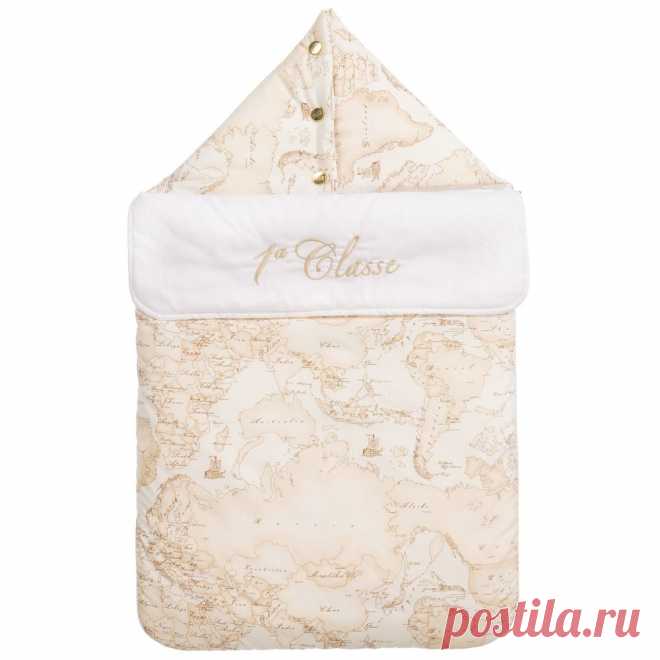 Beige Geo Map Nest (69cm) Light beige baby nest by Alviero Martini, suitable for boys and girls. Made in silky white polyester patterned with the brand's signature Geo map print, it is embroidered with '1re Classe' in beige. Lightly padded, it has a soft cotton lining and can be opened out to create a comfortable surface for baby to lie on.
