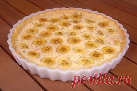 Заметь, тебе нужно всего лишь три банана для пирога, а по вкусовым ощущениям будет казаться, что он целиком из бананов!
ЧРЕЗВЫЧАЙНО БЫСТРЫЙ ПИРОГ
Ингредиенты:
- 100 грамм масла
- 3 яйца
- 300 грамм муки
- 1 стакан сахара
- 1 стакан сметаны
- 3 банана
Приготовление:
1.
 Включи духовку, пока она разогревается — сделай песочное тесто. Сначала
 отдели белки от желтков. Возьми 3 желтка, полстакана сахара и 
растопленное масло. Хорошо всё смешай и добавь муку. Тесто должно 
получиться довольно пл