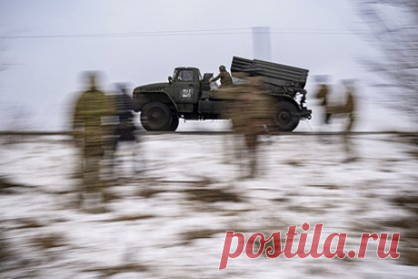В ЛНР заявили о стрельбе ВСУ из РСЗО с позиций в жилых кварталах. Вооруженные силы Украины ведут обстрел из реактивных систем залпового огня с позиций, обустроенных в жилых кварталах, на купянском направлении. «Украинские боевики ведут огонь из РСЗО HIMARS по территории ЛНР», — заявил подполковник ЛНР в отставке Андрей Марочко.
