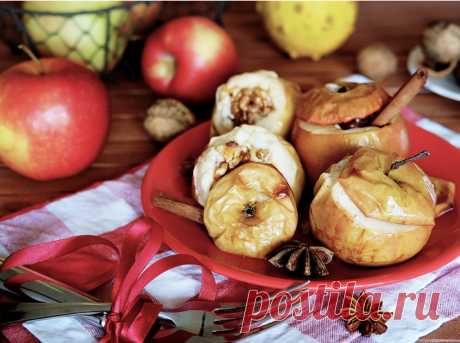 6 рецептов с яблоками на любой вкус Яблоки, фаршированные творогом и орехами (вариант подачи блюда) Яблоки, фаршированные творогом и орехами Ингредиенты: Яблоки – 3 штуки Орехи грецкие (или миндаль)– 30 гр Творог – 60 гр Сливочное масло – 1 чайная ложка Желток – 1 штука Сметана – 2 столовые ложки Сахар – 1 чайная...