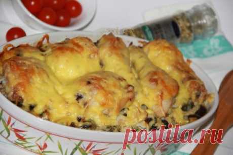 Куриные ножки с картошкой и грибами в духовке.
Хочу поделиться простым, но очень сытным рецептом приготовления куриных ножек с картошкой и грибами в духовке. Особенно вкусным это блюдо получается в сезон грибов. Мы с огромным удовольствием ходим в лес. У кого нет лесных грибов, можно использовать шампиньоны или опята, как свежие так и замороженные. 
Для приготовления куриных ножек с картошкой и грибами в духовке нам понадобится: 
грибы - 300 г (у меня лесные); 
куриные ножки - 3 шт.; 
картофел