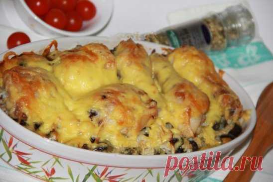 Куриные ножки с картошкой и грибами в духовке.
Хочу поделиться простым, но очень сытным рецептом приготовления куриных ножек с картошкой и грибами в духовке. Особенно вкусным это блюдо получается в сезон грибов. Мы с огромным удовольствием ходим в лес. У кого нет лесных грибов, можно использовать шампиньоны или опята, как свежие так и замороженные. 
Для приготовления куриных ножек с картошкой и грибами в духовке нам понадобится: 
грибы - 300 г (у меня лесные); 
куриные ножки - 3 шт.; 
картофел