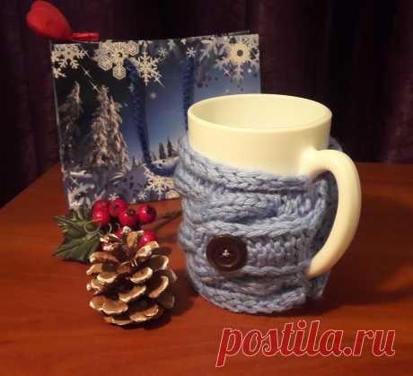 Кружка в свитере как сувенир прекрасный подарок на любой праздник. 
Кружка керамическая. Свитерок связан вручную из шерстяной пряжи.
Кружка может быть упакована в подарочный пакет по желанию.