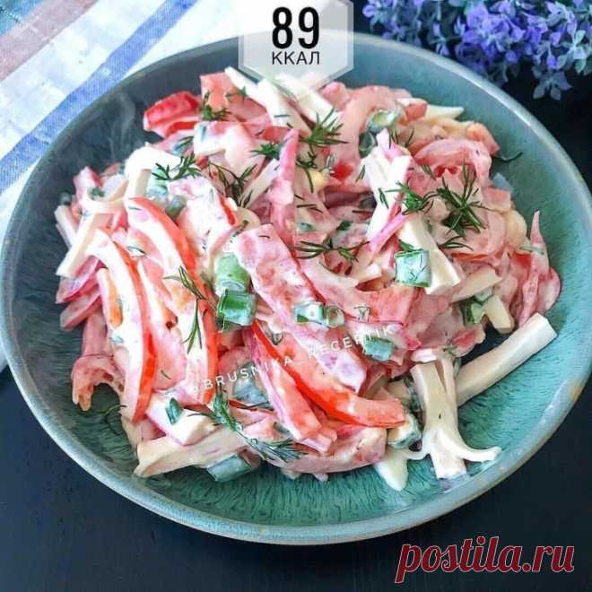 Вкусный салат с крабовыми палочками и сладким перцем

Рецепт:
200 гр крабовых
палочек
1 шт болгарский красный перец
2 шт крупных томата
50 гр твёрдого сыра
2 шт яйца
4 ст.л сметаны
1 зубчик чеснока
зелёный укроп и зелёный лук
соль по вкусу
⠀
Процесс приготовления:
Крабовые палочки, перец, помидоры и яйца нарезать соломкой
Сыр натереть на терке, чеснок выдавить, лук и укроп нашинковать
Соединить все ингредиенты, добавить соль, сметану и перемешать.
⠀
Итого на 100...