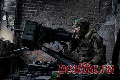 Украинский генерал назвал ситуацию в Артемовске крайне напряженной. Ситуация вокруг Артемовска (украинское название Бахмут) — крайне напряженная, заявил командующий украинскими сухопутными войсками генерал Александр Сырский. Ранее командир ВСУ с позывным Мадьяр рассказал о сложной для Киева обстановке у Артемовска, которая сложилась на всех направлениях в районе города.