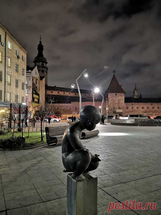 Хлопчик на площі Митній.