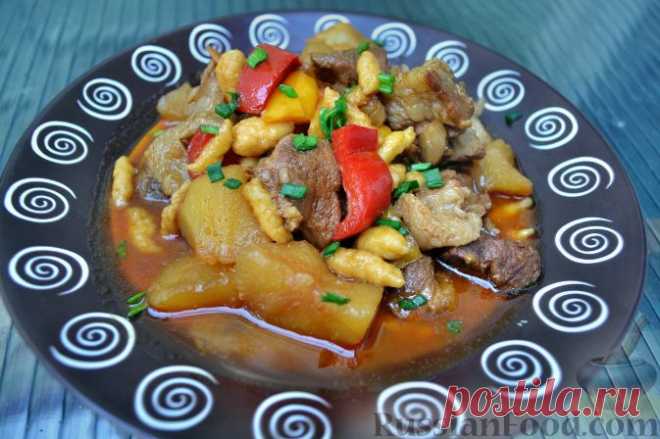 Гуляш – густой суп из тушёных кусочков мяса.