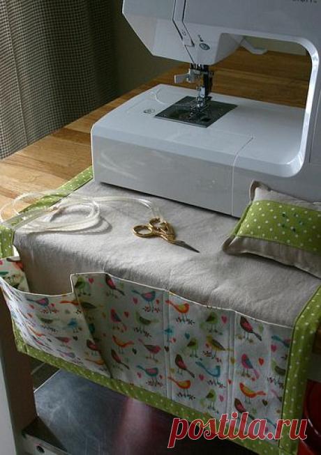Sewing machine caddy and pincushion for my secret valentine. Original tutorial here: https://www.howjoyful.com/2010/09/sewing-caddy-and-detachable-p…