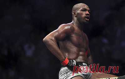 СМИ: бывший чемпион UFC Джон Джонс задержан по подозрению в домашнем насилии. 34-летний Джонс был задержан в пятницу в отеле в Лас-Вегасе где он остановился, но его адвокат заявил, что ему не предъявляли обвинений. По словам представителя полиции, спортсмен был арестован за попытку нападения на свою подругу. Ранее Джонс отказался от боя с Энтони Смитом и отправился в Атланту, чтобы выступить за сборную США на Паралимпийских играх.