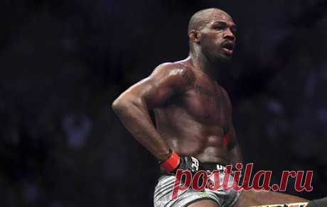 СМИ: бывший чемпион UFC Джон Джонс задержан по подозрению в домашнем насилии. 34-летний Джонс был задержан в пятницу в отеле в Лас-Вегасе где он остановился, но его адвокат заявил, что ему не предъявляли обвинений. По словам представителя полиции, спортсмен был арестован за попытку нападения на свою подругу. Ранее Джонс отказался от боя с Энтони Смитом и отправился в Атланту, чтобы выступить за сборную США на Паралимпийских играх.