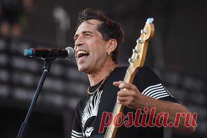 Дело лидера группы «Ногу свело!» Покровского о дискредитации ВС РФ прекращено. Дело лидера музыкальной группы «Ногу свело!» Максима Покровского о дискредитации Вооруженных сил России прекращено. Сообщается, что Хорошевский суд Москвы прекратил производство по протоколу из-за истечения сроков давности. Ранее артисту грозил штраф от 30 до 50 тысяч рублей.