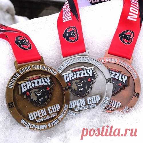 Для межрегионального турнира по КУДО GRIZZLY OPEN CUP 2022 на нашем производстве был изготовлен целый комплект спортивных медалей: золотая, серебряная и бронзовая награда за 1, 2 и 3 место соответственно.
Крупные, металлические медали с изображением логотипа клуба единоборств Grizzly.
Брендированные ленты для медалей также были изготовлены на нашем производстве. Они, кстати, включены в стоимость наград.