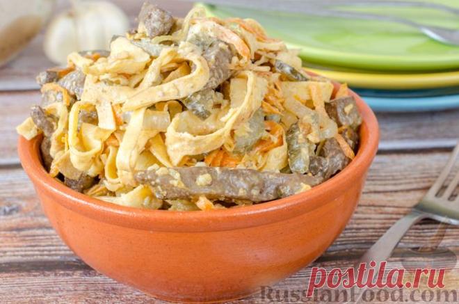 Рецепт: Печёночный салат с яичными блинчиками и солёными огурцами на RussianFood.com