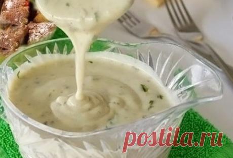 Невероятно простой соус для куриной грудки
на 100 грамм - 51.8 ккал Б/Ж/У - 2.71/2.4/4.91 

Ингредиенты: 
2 стакана натурального йогурта 
300 г огурцов 
1 ст. л. мелко нарезанного укропа 
30 г лимонного сока 
2 выдавленных зубчика чеснока 
соль, перец, оливковое масло 

Приготовление: 
Почистите огурцы, ложкой удалите семечки. 
Потрите огурцы на терке, поместите в сито. 
Выжмите сок из огурцов, присыпьте их солью и оставьте в сите на 10 минут. Еще раз выжмите сок. 
Смешайт...