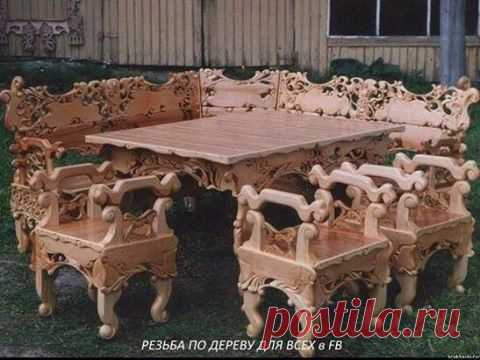 Кухонный резной уголок с необычными табуреточками

Автора не знаю.