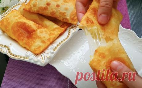 Крутой кипяток и картошка: пирожки уходят со стола за минуту. Для сочности можно добавить сыр Воздушные как пух, сочные закусочные пирожки сделать совсем не сложно, при этом работы с тестом почти не будет.