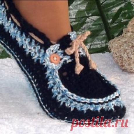 Тапочки-кеды крючком. Просто и красиво!Подошву вяжите так: наберите цепочку из 10 петелек, далее делайте 
столбик без накида во 2 петлю от крючка и остальные 8 петел по стбн. 
Итого у вас 9 петелек, то есть стбн. Это был 1 ряд.
2,3, 4, 5,6 ряд делаем воздушную петлю и дальше в каждый столбик или (петельку) вяжем по 1 стбн,
7 ряд делаем прибавление: вяжем по одному стбн в следующие 4 петельки, в 5 петельку вяжем 2 стбн, далее по 1 стбн в остальные 4 петельки, то есть у вас должно быть 11 стбн.
8