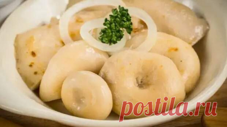 Соленые грузди на зиму: холодным и горячим способом - Вкусные рецепты - медиаплатформа МирТесен Соленые грузди всегда занимали почетное место на столах наших предков. Чаще всего их подавали в чистом виде как закуску, но также их можно было встретить и в других блюдах, как дополнение. А вот в Европе его незаслуженно считают несъедобным и встретить его на прилавке или на столе практически