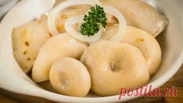 Соленые грузди на зиму: холодным и горячим способом - Вкусные рецепты - медиаплатформа МирТесен Соленые грузди всегда занимали почетное место на столах наших предков. Чаще всего их подавали в чистом виде как закуску, но также их можно было встретить и в других блюдах, как дополнение. А вот в Европе его незаслуженно считают несъедобным и встретить его на прилавке или на столе практически