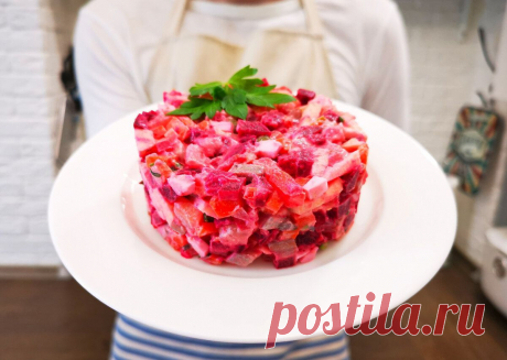 Когда жена приносит домой селедку готовлю из нее очень вкусные салаты: два салата из селедки -... Любите салаты с селедкой? Я просто обожаю, всегда готовлю, когда жена приносит домой селедку. Мой самый любимы салат, это селедка под шубой, но иногда для разнообразия хочется чего-нибудь...