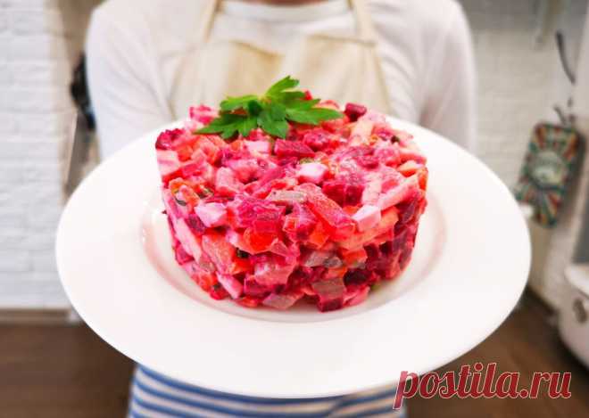 Когда жена приносит домой селедку готовлю из нее очень вкусные салаты: два салата из селедки -... Любите салаты с селедкой? Я просто обожаю, всегда готовлю, когда жена приносит домой селедку. Мой самый любимы салат, это селедка под шубой, но иногда для разнообразия хочется чего-нибудь...