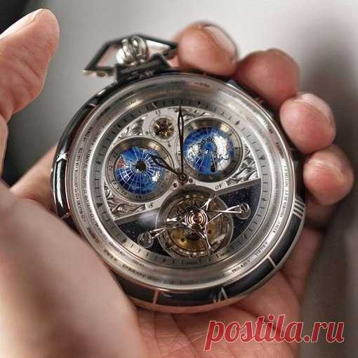 Montblanc 4810 Villeret Tourbillon Cylindrique Pocket Watch 110 Years Edition

Карманные часы от компании Montblanc, лимитированная серия, которую она выпустила к 110-летию со дня основания компании. Часы снабжены одноминутным турбийоном, двумя цилиндрическими спиралями баланса и фирменным циферблатом Heures Mystérieuses.