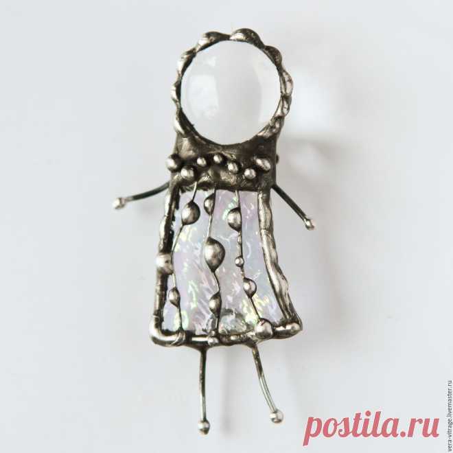 Девочка - радуга. Брошь.  Стекло,металл.