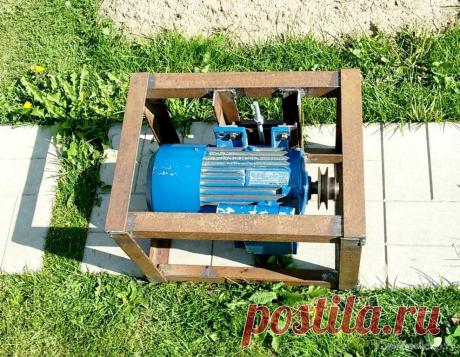 Блок универсального привода Предлагается вариант изготовления универсального электропривода для самодельных механизмов, приспособлений или оборудования. После строительства садового домика, оказался не у дел и был разобран самодельный стационарный строгальный станок. Затем станина станка обзавелась столешницей и стала