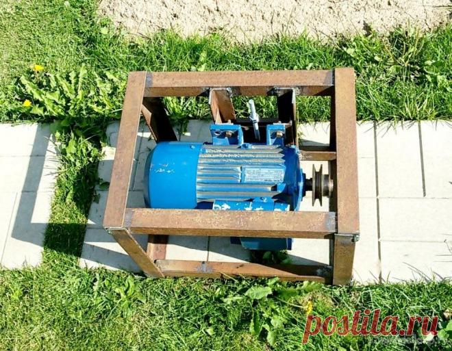 Блок универсального привода Предлагается вариант изготовления универсального электропривода для самодельных механизмов, приспособлений или оборудования. После строительства садового домика, оказался не у дел и был разобран самодельный стационарный строгальный станок. Затем станина станка обзавелась столешницей и стала