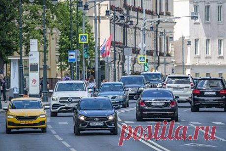 В Москве перекрыли движение по Комсомольскому проспекту. В Москве перекрыли движение по Комсомольскому проспекту от центра города в сторону области после атаки дронов. Об этом сообщает Дептранс. В ведомстве попросили выбирать пути объезда. Ранее Telegram-канал Mash сообщил, что беспилотник врезался в здание на Комсомольском проспекте в Москве, неподалеку от Минобороны.