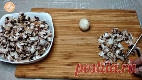 Шпинатный рулет с грибами и сыром