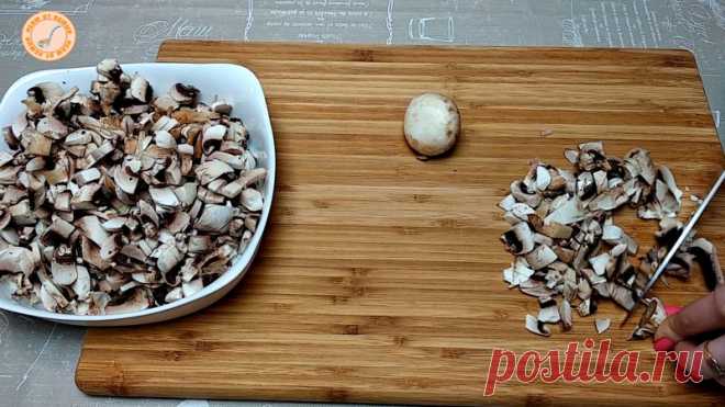 Шпинатный рулет с грибами и сыром