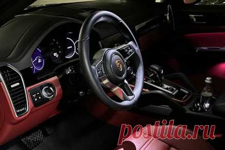 Футболист Смолов подарил жене Porsche за миллионы рублей. Российский футболист Федор Смолов подарил жене, популярной блогерше и диджею Карине Истоминой, автомобиль за миллионы рублей. Инфлюэнсерша поделилась в соцсетях фото роскошного подарка. На размещенных кадрах запечатлен Porsche Cayenne черного цвета, оборудованный красным кожаным салоном.